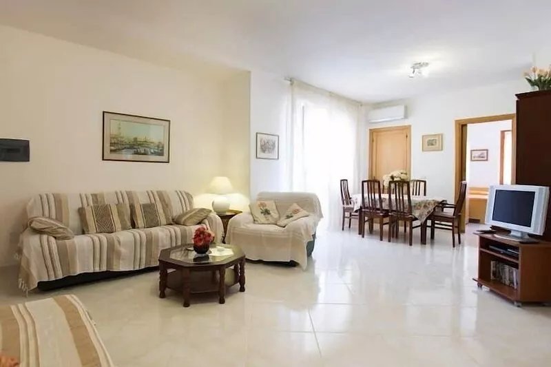 Lovely, large apartment near Lido beach & old town with wifi and aircon