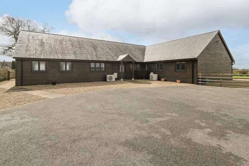 RECTORY FARM LODGE, pet friendly, with a garden in Queen Camel