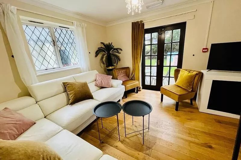 Vintage style Lodge In Windsor! Sleeps 15! Hot Tub!