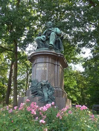 Fritz Reuter-Denkmal & Mudder-Schulten-Brunnen