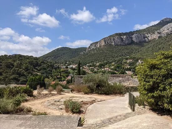 Ruelles Du Village Et Tour Sarrazine