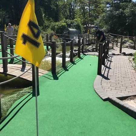 Golden Putter Mini Golf