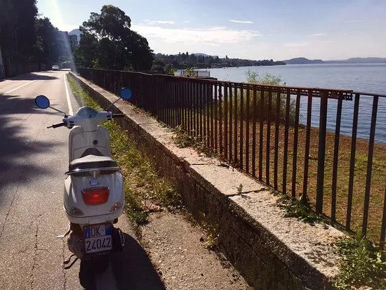 Living Lake - Bike and Scooter Rental