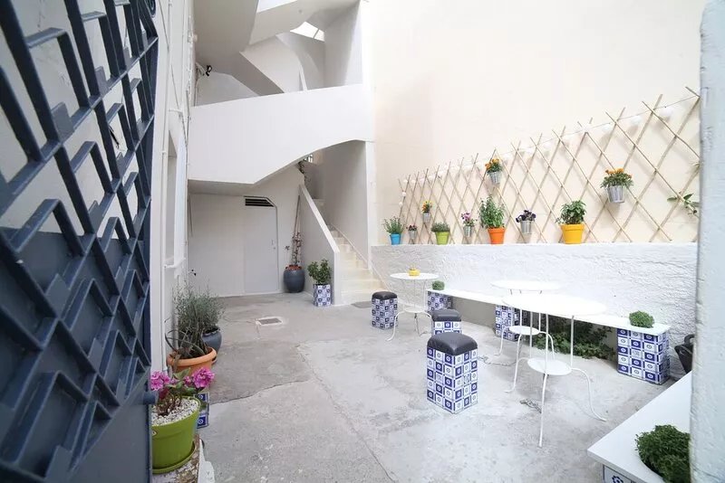 Διαμέρισμα με κοινόχρηστη αυλή στην περιοχή του Φιλοπάππου.
