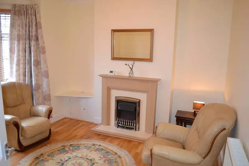 Entire 3 bedroom house 5 minute walk to the Caerphilly station