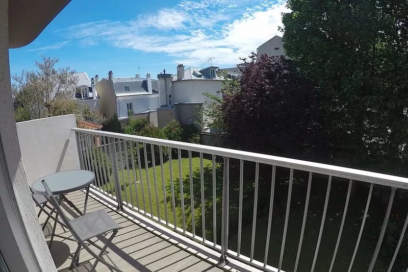 90m2 Apartment on Garden - South Balcony - near Defense and Paris Saint Lazare