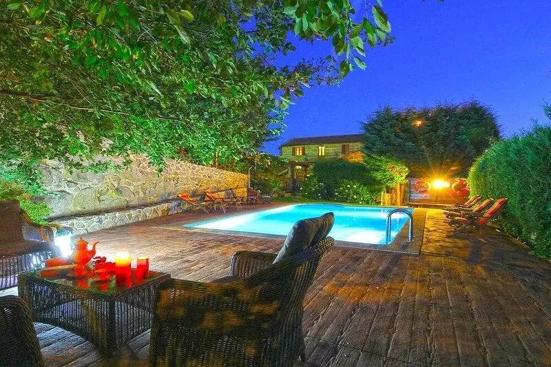 Cottage for 10/14 pax with pool near the coast.