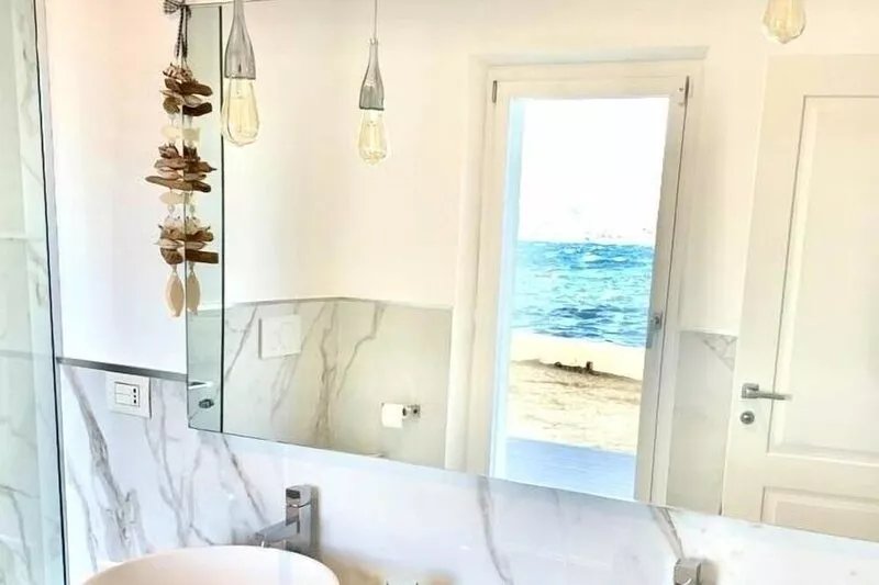 Villa Pieds dans l'eau with private sandy beach on the Gulf of Saint Tropez