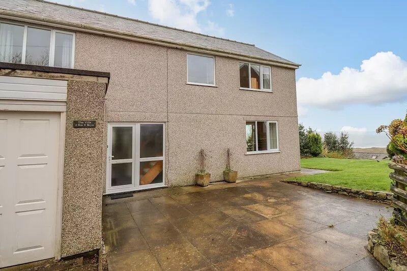 THE VILLA, pet friendly, with a garden in Harlech