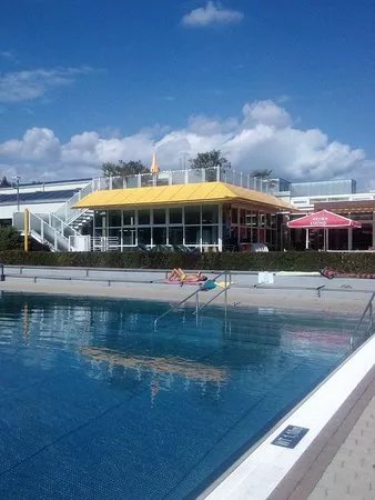 Hallen und Freibad mit Saunalandschaft