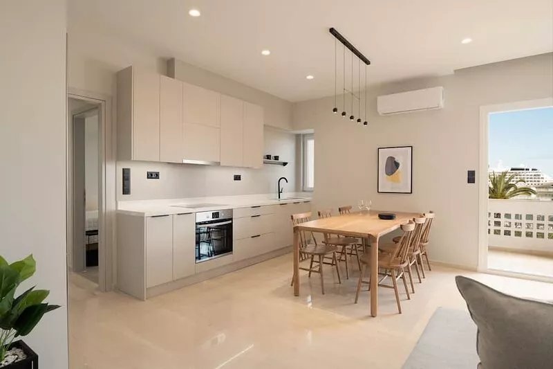 Spacious deluxe condo on the beach with stunning sea view!