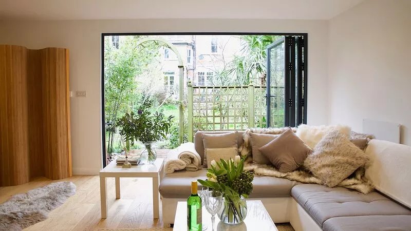 Sunny Edwardian garden flat with large summer house in leafy north london