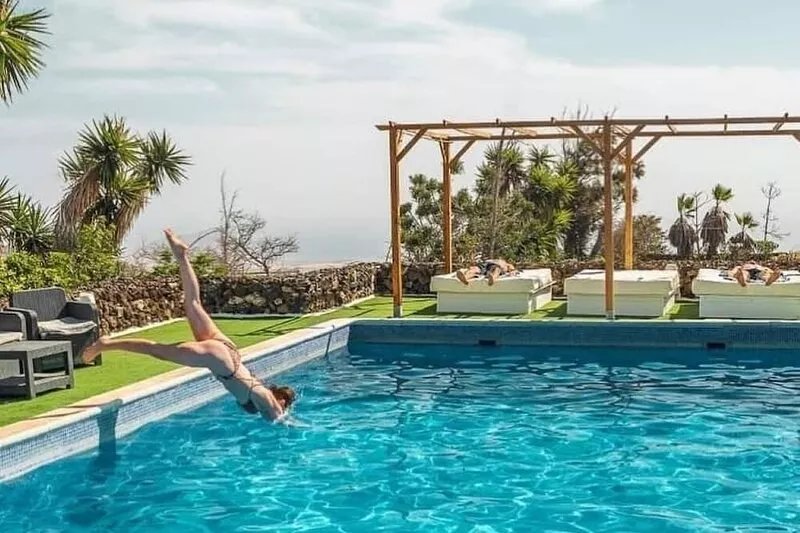 Large Heated Pool, Hot Tub, Bar, Games Room, Gym, 2 Caves, New Outdoor Kitchen