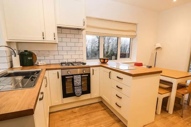 HILLCREST, pet friendly, with a garden in Chirk