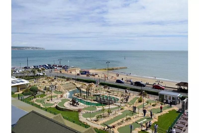 Spacious townhouse with private garden and walking distance to beach
