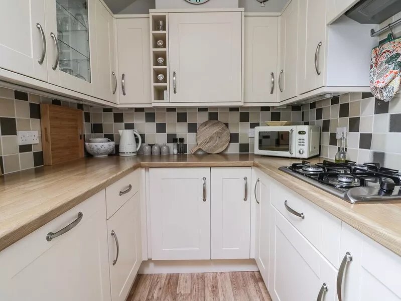 POTTER HILL COTTAGE, pet friendly, with open fire in Pickering