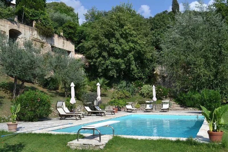 Apartment (Sleeps 2 or 4 ) with pool and short walk to town