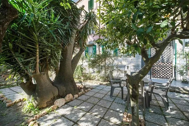 Downtown, with private garden away from traffic noise, GARDEN House