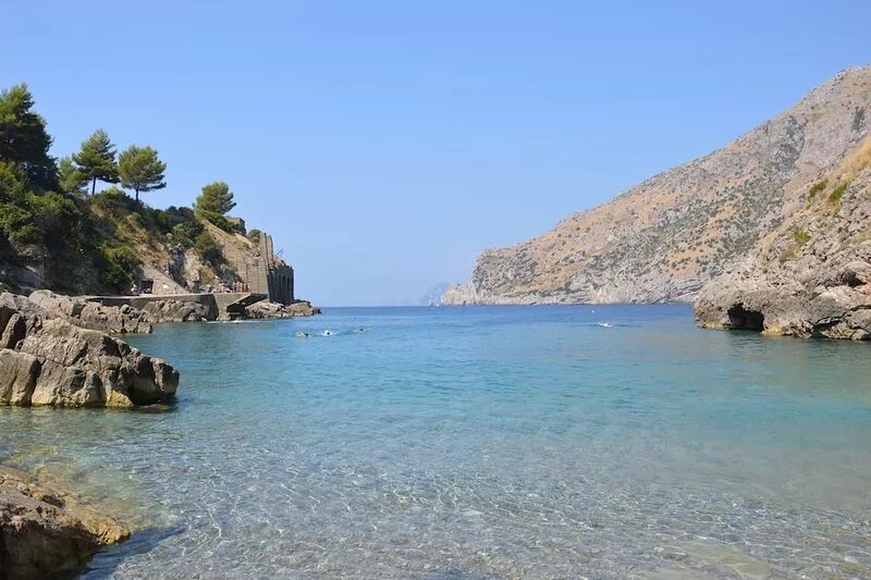 Small villa a stone's throw from the sea with breathtaking views