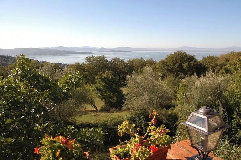 Romantic located vacation flat above the Trasimeno Lake