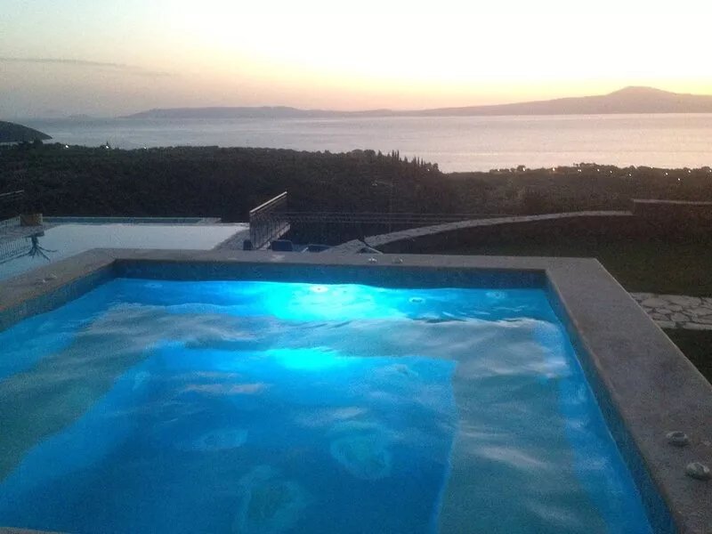 Private infinity pool & hot tub. Breathtaking sea & mountain views.