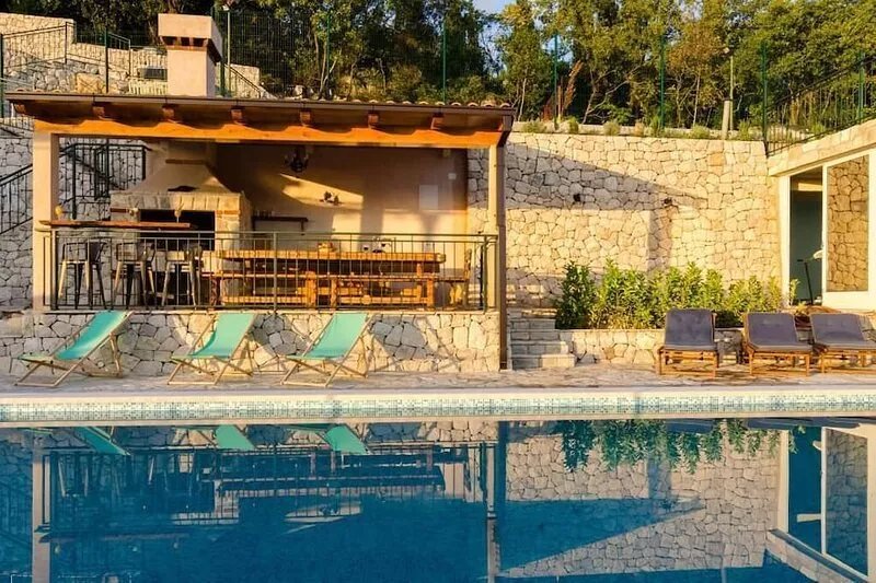Villa Falcon Rook - Four-Bedroom Villa with Terrace and Swimming Pool