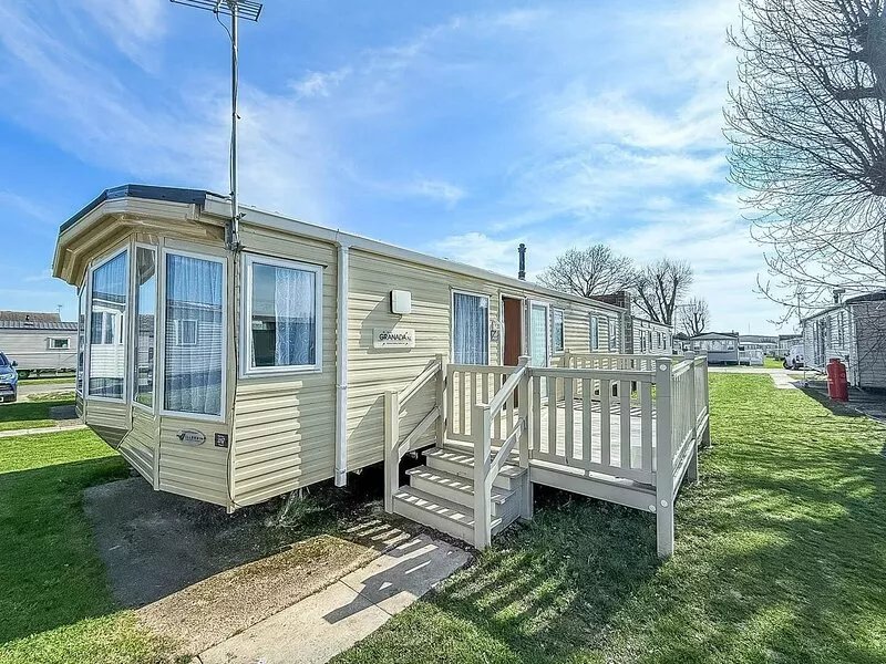 8 berth caravan for hire near Clacton-on-Sea in Essex ref 26287E