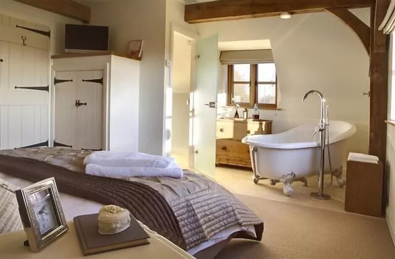 Cotswolds luxury family friendly oak framed cottage with fab interior style