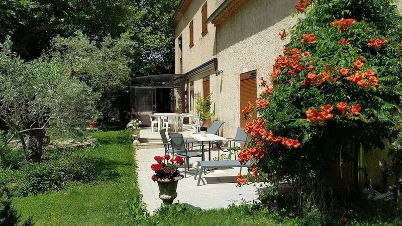 Provencal house with swimming pool, summer kitchen, wooded grounds, not