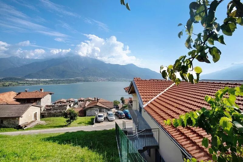 New Apartment Casa Andrea with Lake View, Terrace and On-Site Free Parking