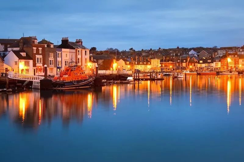 4 bed Grade II listed Apartment. 50 yds to Beach Sleeps 10, WiFi, great views
