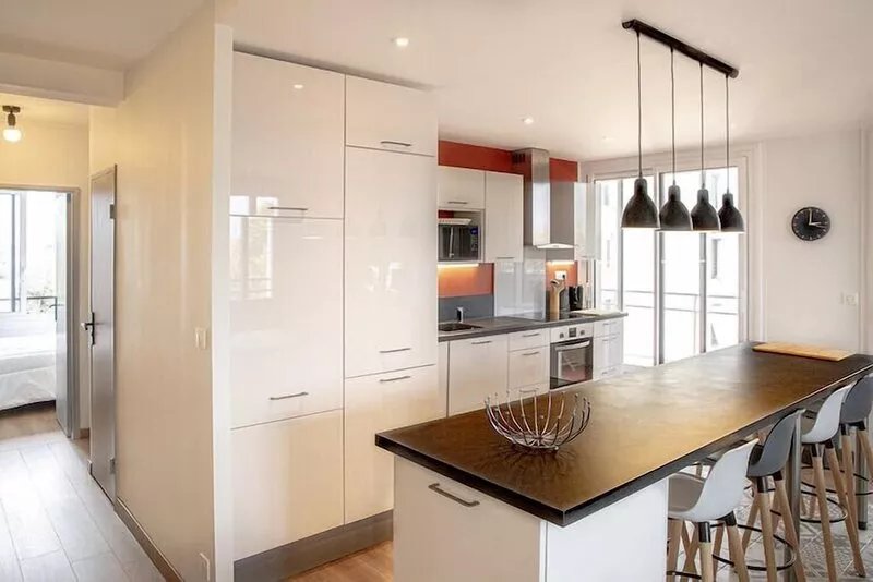 Superb T4 freshly renovated in the heart of the city, with parking space