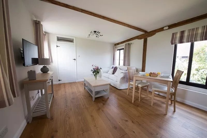 Tastefully Renovated Countryside Cottage with Swimming Pool near Tenterden