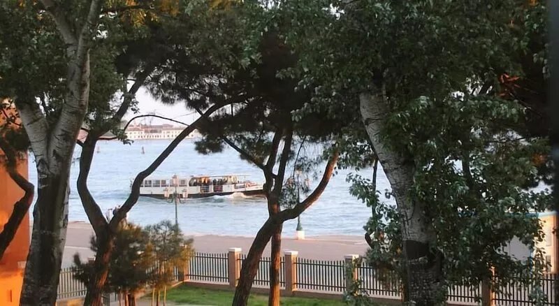 Amazing, terrace great view and sunny in Castello authentic venetian area