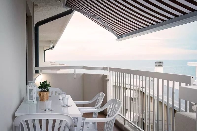 Lido di Jesolo  renovated apartment in first row with pool and parking.