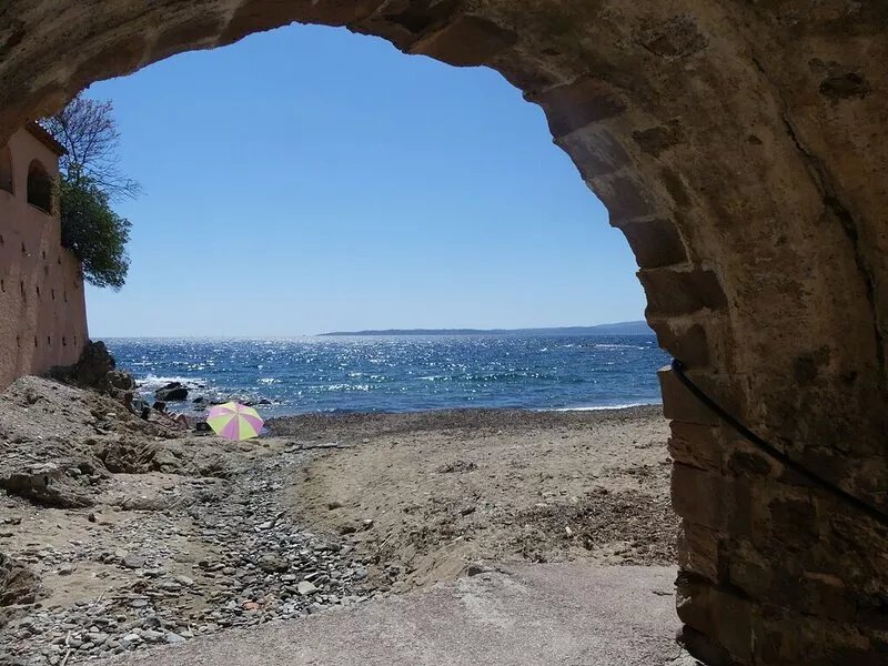 Beachside Villa. With Large Private Garden in walled Domaine