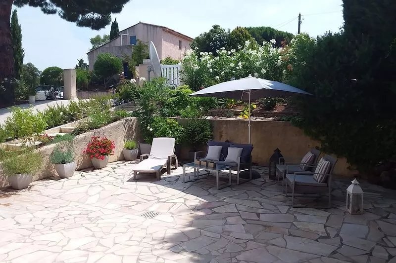 Deluxe villa in ideal location close to beach, town and golf course.