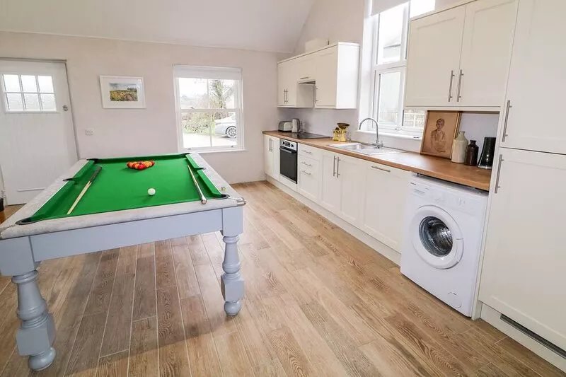 THE POETS COTTAGE, pet friendly, with a garden in Portglenone