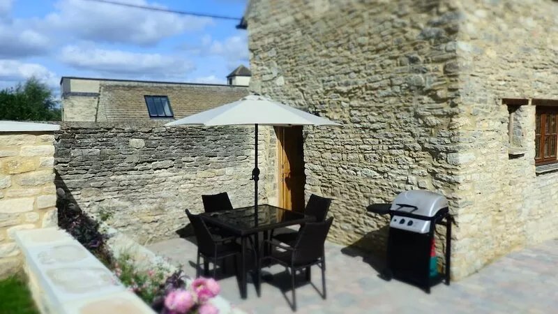 Restored Cotswold barn - The Barn - in the centre of Burford