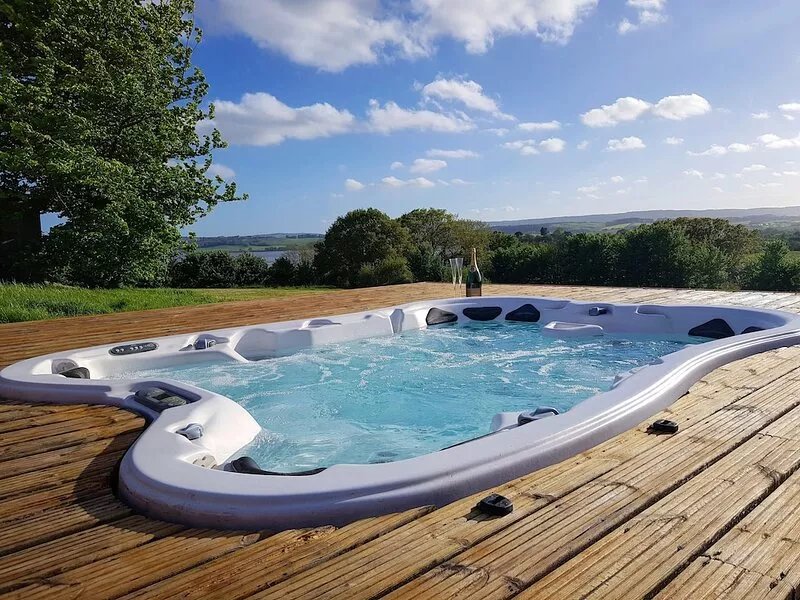BUNNY BARN: Magnificent views, hot tub, tennis court, 6 acres, wild bunnies.