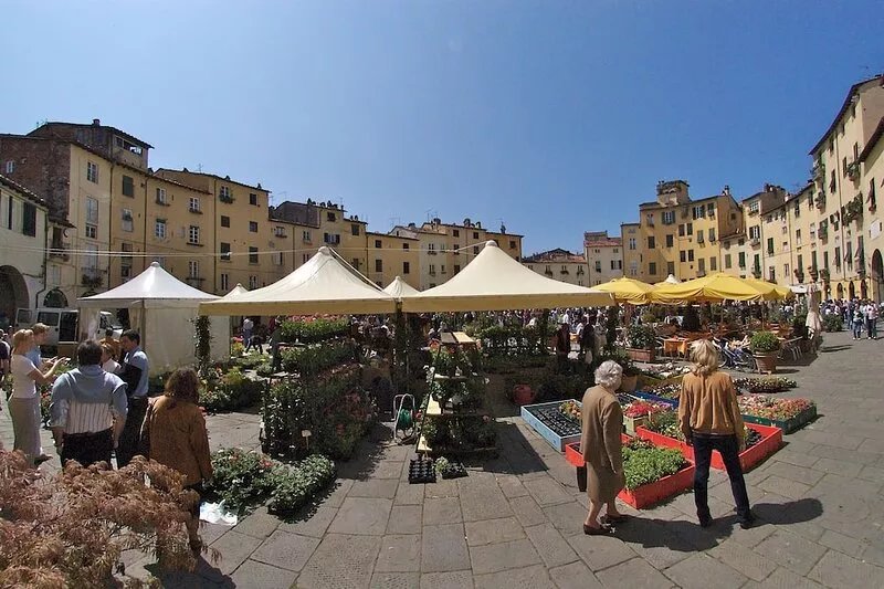 Family-friendly flat in a tiny square in the center of the walled town of Lucca