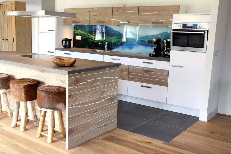 A comfortable, sunny and spacious (300m²) apartment for 8 - 14 people