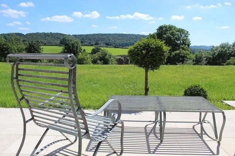 Quiet16th Century Cotswold Barn, refurbished. Panoramic views on organic farm