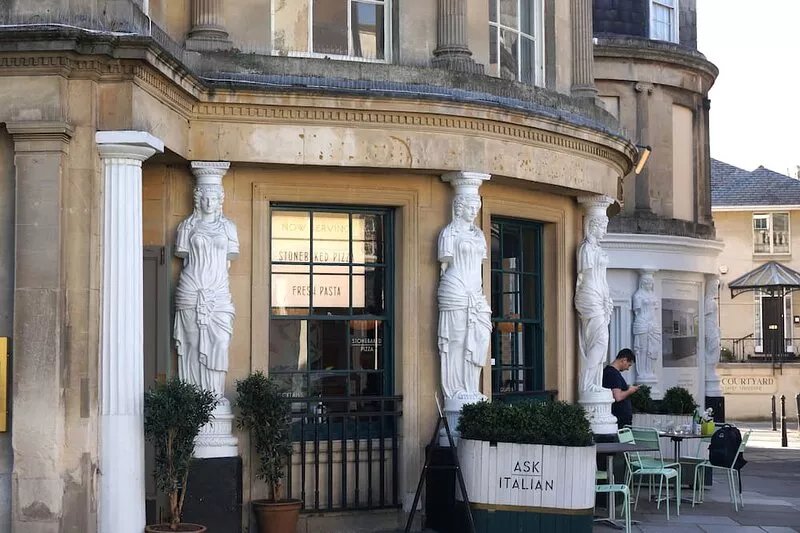 Beautiful & spacious Regency apt in centre Cheltenham, free parking