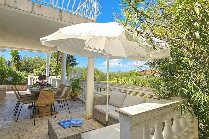 Charming family house with large terrace and gardens, 200m from the beach