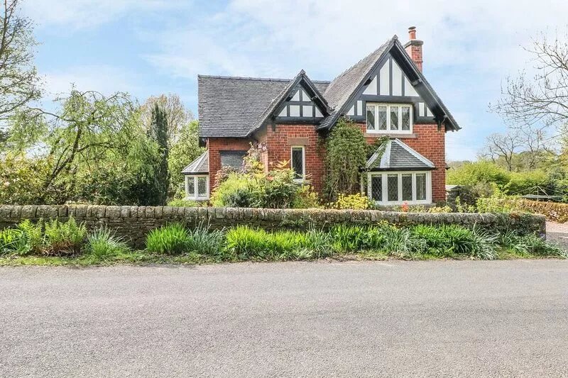 GUN END COTTAGE, pet friendly, with open fire in Swythamley