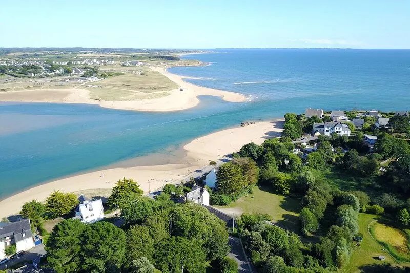 Studio Apartment 'Villa Prat Bras -  Vue Mer' with Sea View, Shared Garden and
