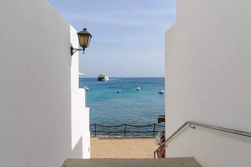 Casa Elena, Seafront apartment with large Gallery and Sea Views