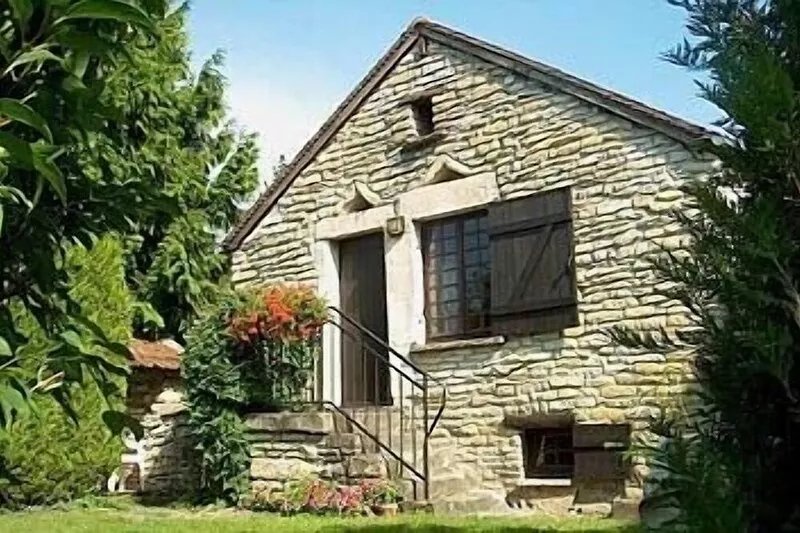 Romantic cottage in Burgundy close to Chablis