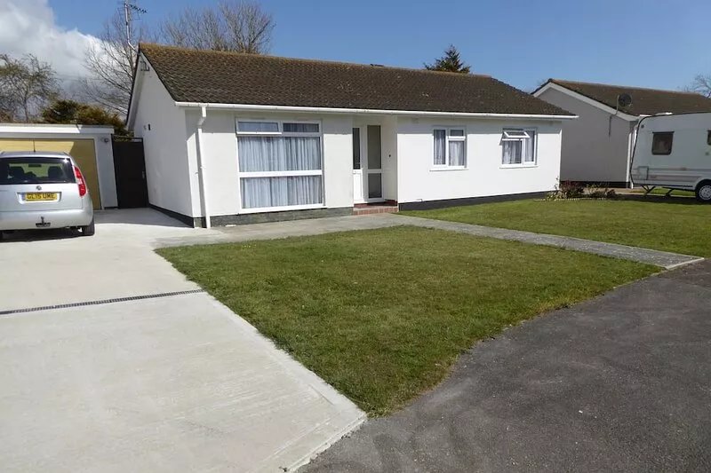 Bungalow between main road and sandy beach with footpath access to seawall